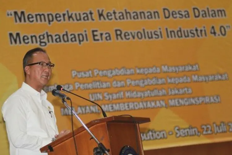 Menteri Sosial Agus Gumiwang Kartasasmita memberikan kuliah umum di hadapan mahasiswa yang akan mengikuti Kuliah Kerja Nyata (KKN) di Universitas Islam Negeri (UIN) Syarief Hidayatullah Jakarta, Ciputat, Tangerang Selatan, Banten, Senin (22/7/2019). Sebanyak tiga ribu lebih mahasiswa UIN Jakarta akan mengikuti KKN 2019 di wilayah Tangerang dan Bogor untuk ikut serta dalam membangun desa di kedua daerah tersebut selama satu bulan. ANTARA FOTO/Muhammad Iqbal/wsj.