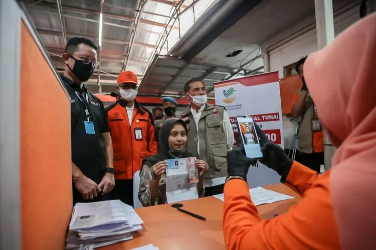 Mensos Menteri Sosial (Mensos) RI, Juliari P Batubara saat meninjau langsung penyaluran BST kepada KPM di Kota Cimahi di kantor Pos Persero Jalan Gatot Subroto, Minggu (10/5/2020).