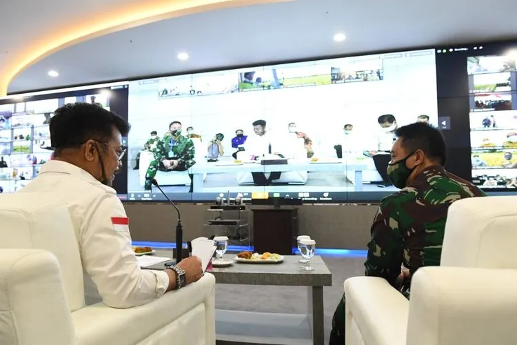 Mentan Syahrul Yasin Limpo, Selasa (14/4/2020) di ruang rapat AWR Kementan, Jakarta Selatan, menyapa seluruh petani di kabupaten yang sedang melakukan panen raya. (Biro Komunikasi Kementan)
