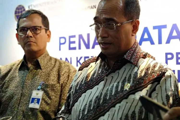 Menteri Perhubungan (Menhub) Budi Karya Sumadi (kiri) dan Dirjen Perkeretaapian Kemenhub Zulfikri.  Foto: Republika/Rahayu Subekti