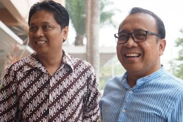 Menteri Sekretaris Negara Pratikno (kanan), mendatangi Rumah Sakit (RS) PKU Muhammadiyah Gamping, Sleman, Daerah Istimewa Yogyakarta, Sabtu (27/7/2019). [Suara.com/Putu Ayu Palupi]