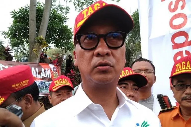 Menteri Perindustrian Agus Gumiwang Kartasasmita usai mengikuti Apel Siaga Tagana di Sentul, Bogor, Jawa Barat, Senin (25/3/2019). [Suara.com/Rambiga]