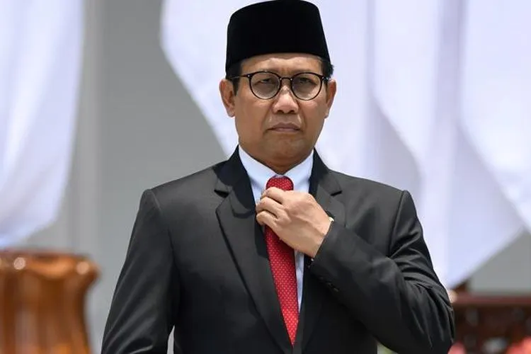 Menteri Desa, Pembangunan Daerah Tertinggal dan Transmigrasi, Abdul Halim Iskandar, bersiap foto bersama Kabinet Indonesia Maju seusai pelantikan menteri, di Beranda Istana Merdeka, Jakarta, Rabu 23 Oktober 2019/Antara Foto-Wahyu Putro A