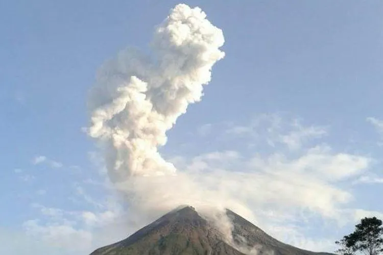 Aktivitas vulkanik Gunung Merapi berupa guguran lava pijar dengan intensitas kecil sebanyak empat kali dari pantauan visual pada Selasa (5/1) pada pukul 18.00-24.00 WIB. (Badan Penyelidikan dan Pengembangan Teknologi Kebencanaan Geologi (BPPTKG))