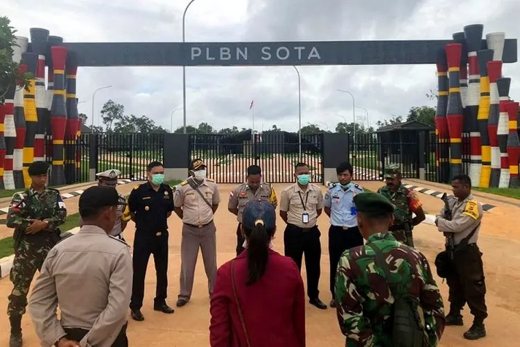 TNI-Polri bersama dengan CIQ (Custom, Immigration, Quarantine) PLBN Sota saat kegiataan apel pagi, Sabtu (21/2/2020) (Pasi Intel Satgas Yonif Mekanis Raider 411/Pdw Kostrad, Lettu Inf Asep Saepudin, S.T. Han)