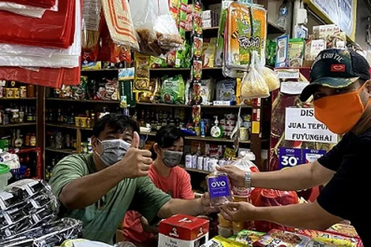OVO membagikan hand sanitizer kepada merchant termasuk UKM di wilayah Jabodetabek dan Bali.
