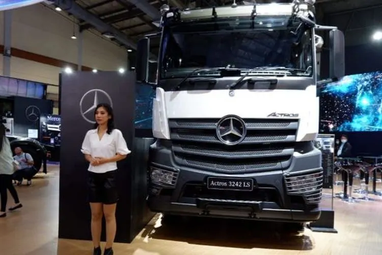DCVI memamerkan sejumlah kendaraan niaga di GIICOMVEC 2020 yang digelar di Jakarta, Kamis (5/3/2020). [Suara.com/Manuel Jeghesta Nainggolan]
