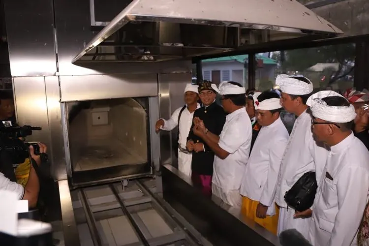 Gubernur Anies Baswedan menyerahkan bantuan mesin kremasi di Pura Segara (utara.jakarta.go.id)