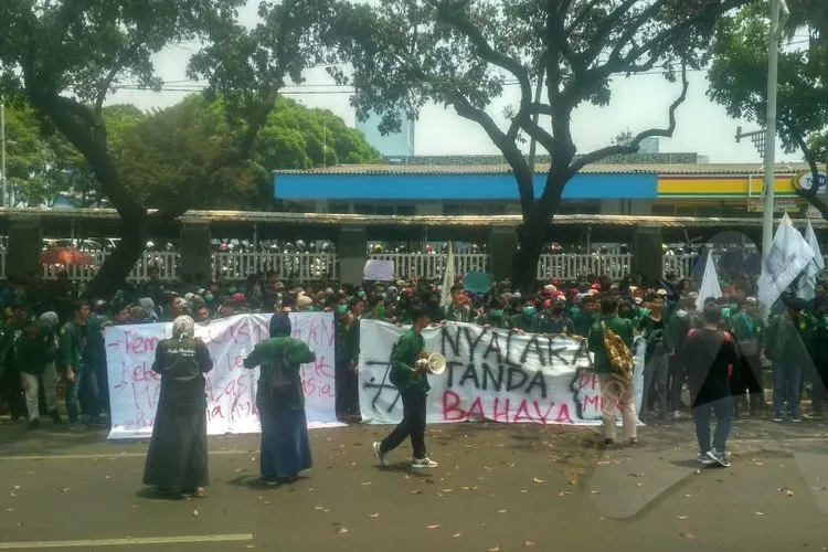Ratusan mahasiswa UNJ mulai bersiap untuk mengikuti demonstrasi di depan Gedung DPR RI. Tampak mereka berkumpul di Jalan Gerbang Pemuda, sebelum ke lokasi aksi/Ayojakarta.com