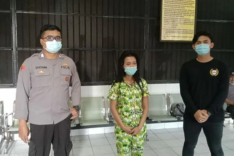 Tersangka penipuan lewat akun MiChat. ( dok Polsek Genteng Surabaya)