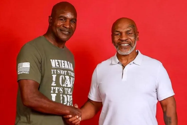 Mike Tyson (kanan) dan Evander Holyfield. Foto: worldboxingnews.net