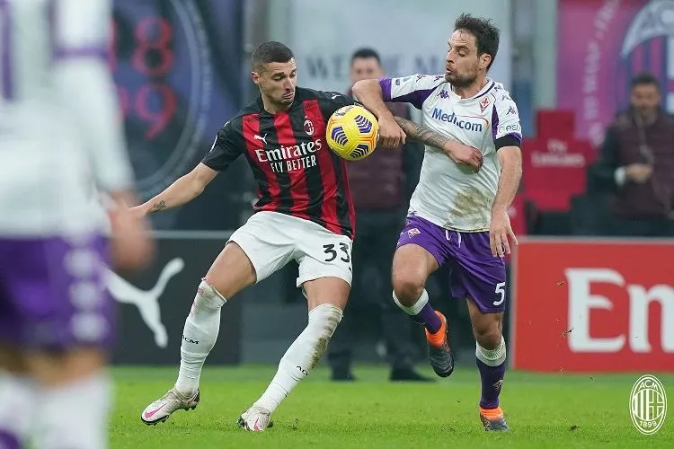 Gelandang AC Milan, Rade Krunic saat berebut bola dengan pemain Fiorentina di pekan ke-9 Serie A Italia. (Twitter AC Milan)