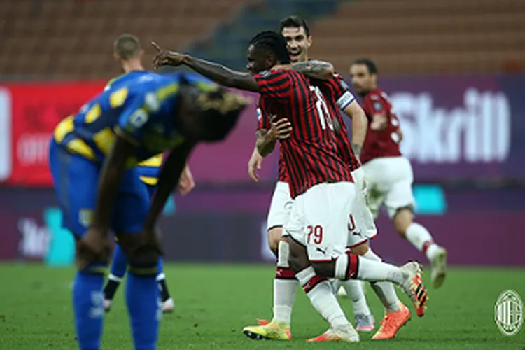 Pemain AC Milan merayakan gol usai membobol gawang Parma dalam lanjutan pekan ke-33 Serie A Italia, Kamis (16/7/2020), dini hari WIB, di Stadion San Siro. (Twitter AC Milan)