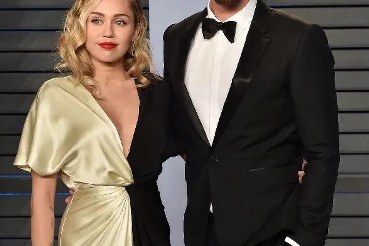 Miley Cyrus dan Liam (people.co)