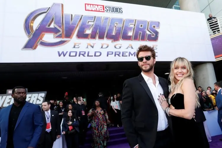 Aktor Liam Hemsworth berpose bersama istrinya Myley Cyrus di karpet merah pada pemutaran perdana film 