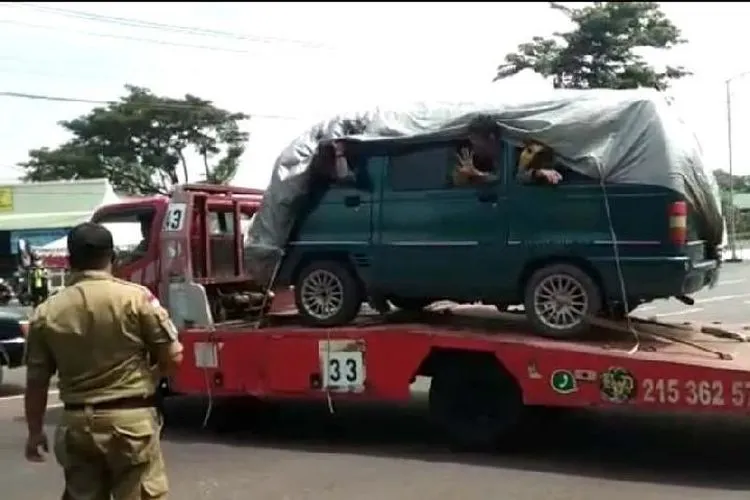 Petugas memerintahkan sebuah truk towing yang diduga mengangkut pemudik untuk putar balik di pos check Point sekitar Taman Unyil Semarang, Sabtu, 2 Mei 2020. (Dishub Kota Semarang)