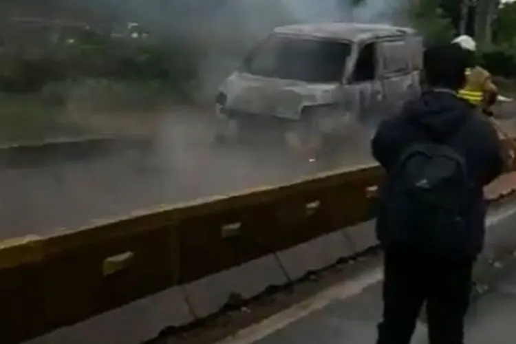 Minibus terbakar di jalur Transjakarta, depan RS UKI Cawang, Jakarta Timur, Jumat (10/1/2020) (Twitter@TMCpoldametro)
