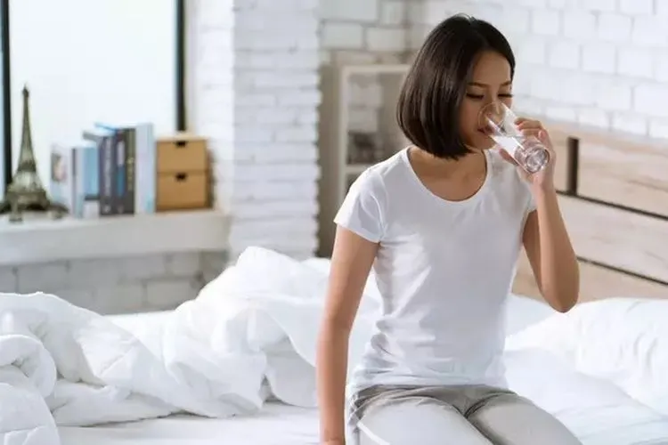 ilustras minum air hangat saat pagi. shutterstock
