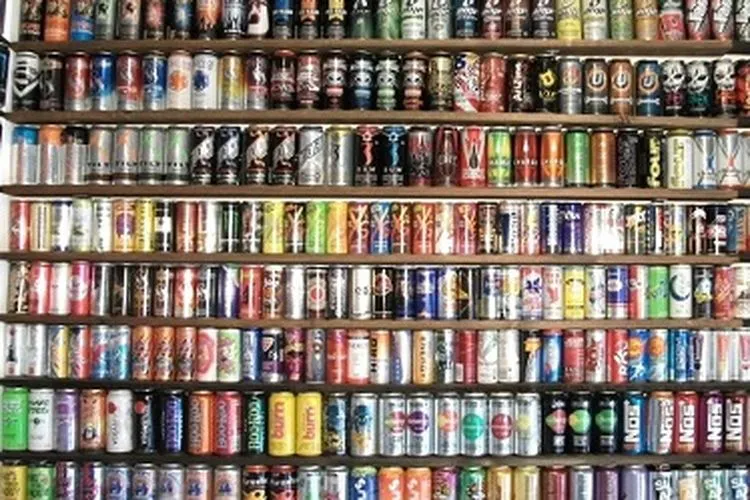Aneka minuman energi. Mengonsumsi minuman energi dapat memicu masalah kesehatan yang serius.  Foto: Republika.co.id