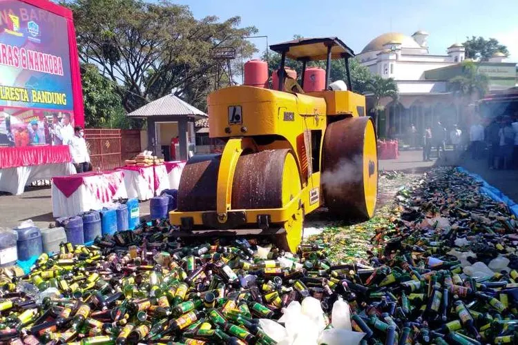 Pemusnahan miras dan ganja di halaman Mapolresta Bandung, Rabu (1/7/2020) (Ayobandung/Mildan Abdalloh)