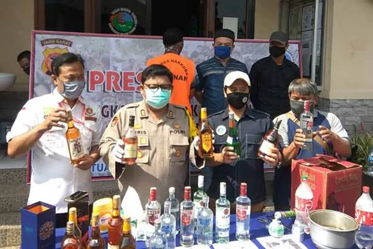 Kapolres Cimahi, AKBP M Yoris MY Marzuki menunjukkan minuman keras impor palsu saat gelar perkara, Sabtu (30/5/2020). (Ayobandung.com/Tri Junari)