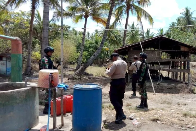 Penggerebekan pabrik miras lokal (Puspen TNI)