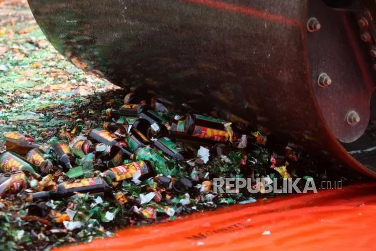 Petugas menggunakan buldoser memusnahkan ribuan botol minuman keras atau miras (ilustrasi). Foto: Republika/Mahmud Muhyidin