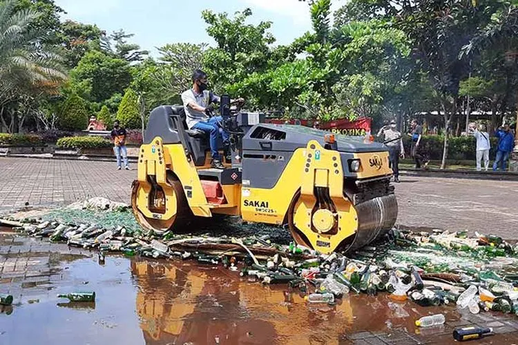 Pemusnahan miras dan narkotika di Taman Pasanggrahan (Alun-alun) Purwakarta, Jumat (22/5/2020).  (Ayopurwakarta/Dede Nurhasanudin)