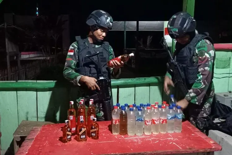 Satgas Pamtas RI-PNG amankan puluhan miras ilegal (Puspen TNI)