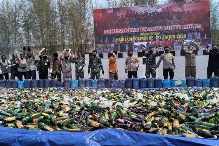 Ribuan botol miras dimusnahkan Polresta Bandung, Kamis (3/9/2020). (Ayobandung/Mildan Abdalloh)