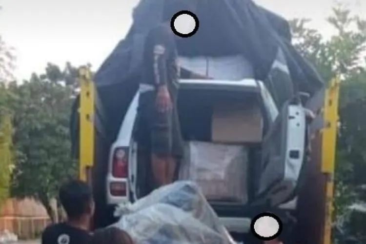 Mobil diangkut ke bak truk, akal-akalan mudik? (Twitter-nurjamanjeje)