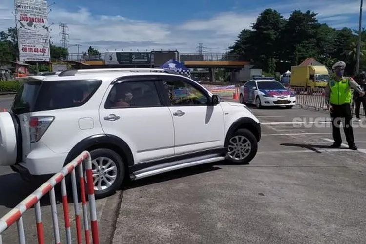 Sebuah mobil tampak tengah diputarbalik di Gerbang Tol Cikupa, Tangerang, pada H=3 Lebaran 2020 dan saat berlangsung PSBB fase ketiga [Suara.com/Stephanus Aranditio].