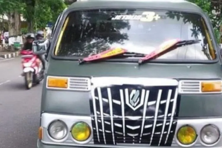 Mobil ngaku jadi Alphard cuma bermodalkan stiker. (Instagram/@mobilgue).