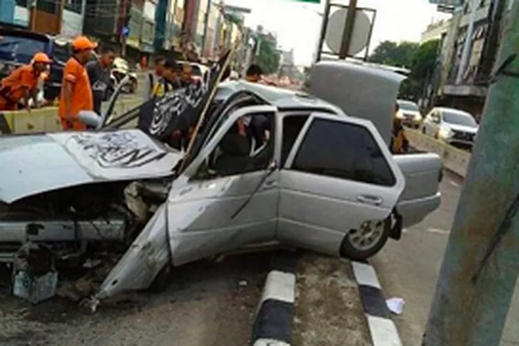 Mobil peserta Reuni Akbar 212 dengan atribut Bendera Tauhid mengalami kecelakaan di Jalan Biak, Cideng (Antara/Livia Kristianti)
