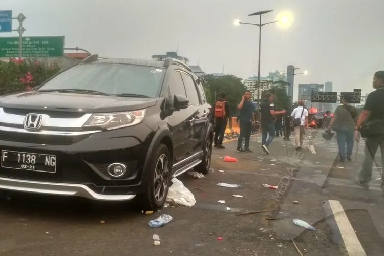Mobil ditinggal pemiliknya di Jalan Tol Dalam Kota/Ayojakarta.com