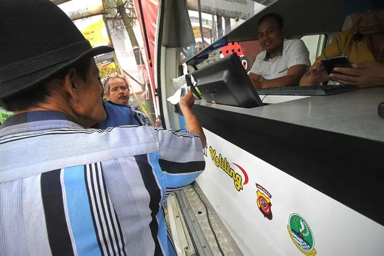 Ilustrasi:Warga saat memperpanjang Surat Tanda Nomor Kendaraan (STNK) di Samsat Keliling, Padalarang, Kabupaten Bandung Barat