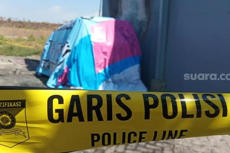 Kondisi mobil Alphard Via Vallen yang terbakar diberi penutup/ Suara.com