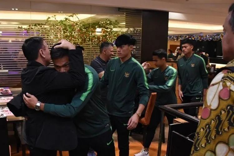 Ketum PSSI, Mochamad Iriawan, merangkul satu per satu personel Timnas Indonesia U-22 yang akan berlaga melawan Thailand di perhelatan SEA Games 2019, hari ini (Selasa, 26/11/2019). (Foto: Dok. PSSI).