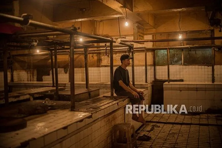Suasana di los daging saat aksi mogok jualan di pasar tradisional Pasar Minggu, Jakarta, Rabu (20/1/2021). Republika/Thoudy Badai.