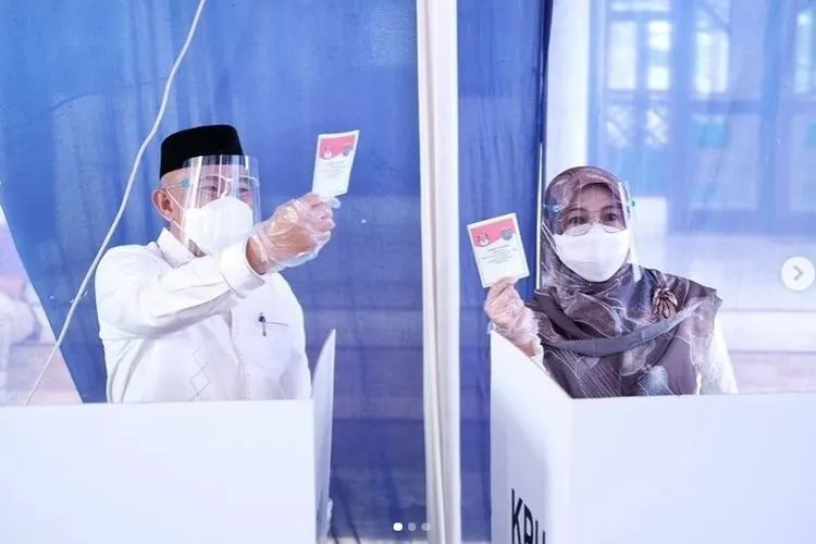 Calon Wali Kota Depok Mohammad Idris ketika memberikan suara, 9 Desember 2020. (instagram @idrisashomad)