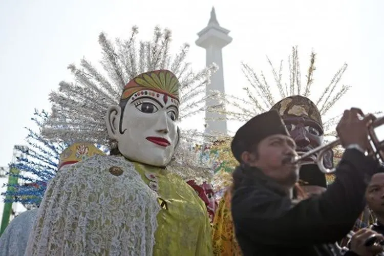 Ilustrasi--Pawai ondel-ondel saat perayaan Lebaran Betawi ke-12 tahun 2019 di Lapangan Silang Monumen Nasional (Monas), Jakarta, Minggu (21/7/2019). Perayaan Lebaran Betawi yang berlangsung 19-21 Juli 2019 tersebut untuk melestarikan berbagai kebudayaan khas Betawi meliputi beragam kesenian dan kuliner. ANTARA FOTO/M Risyal Hidayat/ama.