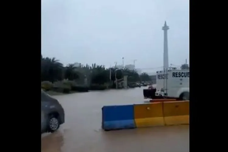 Tangkapan layar dari video viral yang menunjukkan banjir di kawasan Monas, Jakarta Pusat.