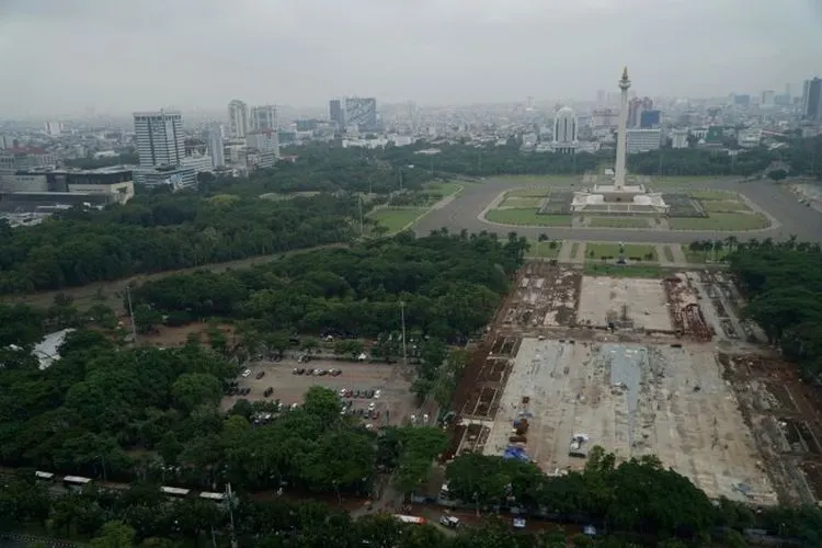 kumparanNEWS 21 Januari 2020 23:55 News Kontraktor Revitalisasi Monas Dipertanyakan, Pemprov DKI Menjawab PTR, Revitalisasi kawasan Monumen Nasional Revitalisasi kawasan Monumen Nasional. Foto: Muhammad Darisman/kumparan Revitalisasi atau penataan Monas yang dilakukan Pemprov DKI menuai berbagai respons dari masyarakat. Selain banyaknya pohon yang ditebang, kini perusahaan kontraktor ikut jadi sorotan.  Anggota Komisi D DPRD DKI Jakarta dari Fraksi PSI, Justin Adrian Untayana, mempertanyakan kontraktor revi