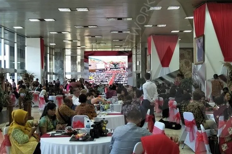 Para tamu saksikan pelantikan Jokowi-Maruf melalui layar monitor/Ayojakarta.com
