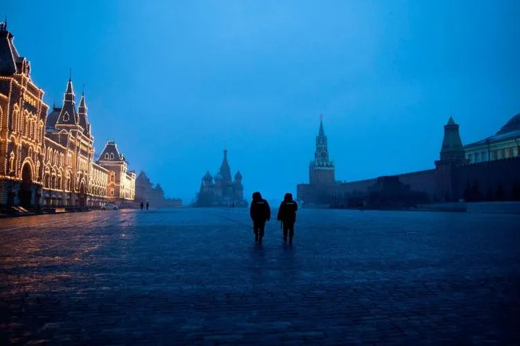 Dua polisi berjaga di area Gereja Katedral St. Basil, Kremlin, Moskow. (CNN)