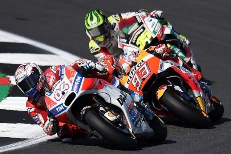 Pembalap Ducati, Andrea Dovizioso, berada di depan rivalnya Marc Marquez (Repsol Honda) dan Cal Crutchlow (LCR Honda) pada balapan MotoGP Inggris 2017 di Sirkuit Silverstone, Minggu (27/8). [AFP/Oli Scarff]