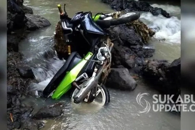 Sepeda motor tergeletak di aliran Sungai Cijeruk, Kampung Lio, Desa Cibitung, Sabtu (20/6/2020). [Facebook]