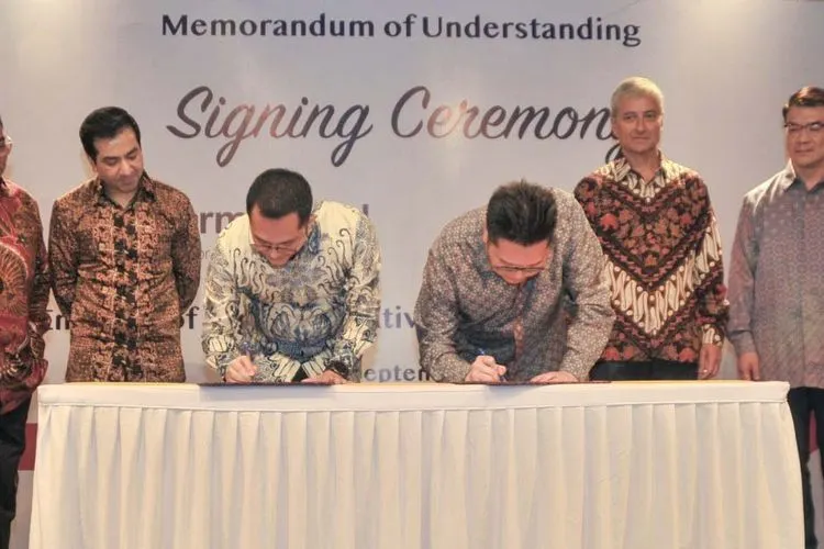 Haris Izmee (President Director of Microsoft Indonesia) – ketiga dari kiri bersama Michael Widjaja (Group CEO of Sinar Mas Land) – ketiga dari kanan menandatangani Nota Kesepahamanan (MoU) strategis antara Sinar Mas Land dan Microsoft /Sinar Mas Land