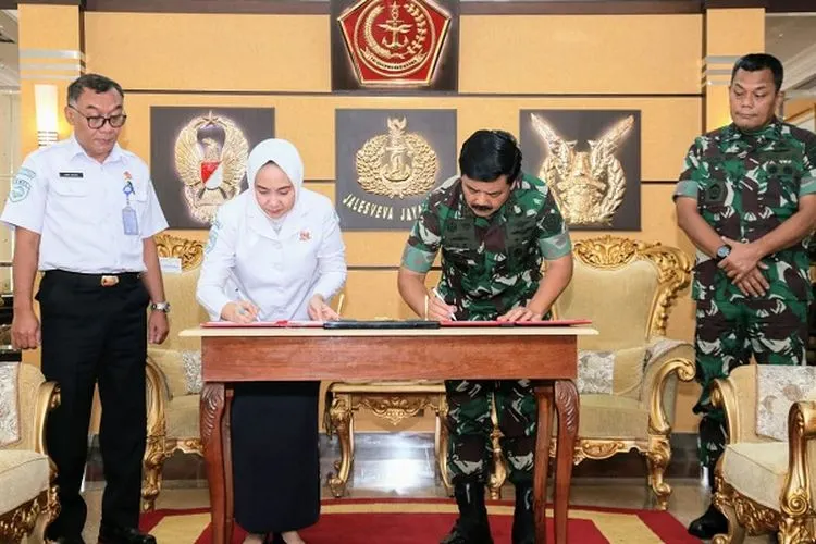 Panglima TNI, Marsekal TNI Hadi Tjahjanto, dan Kepala BMKG, Dwikorita Karnawati, menandatangani MoU di Mabes TNI, Cilangkap, Jakarta Timur, Jumat (31/1/2020). (Dok. Puspen TNI)