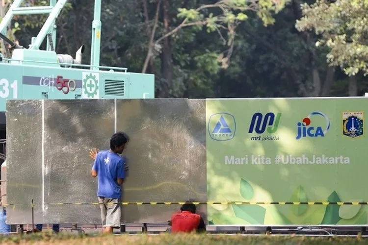 [ilustrasi] Pekerja memasang dinding pembatas pembangunan proyek MRT (dok: republika)